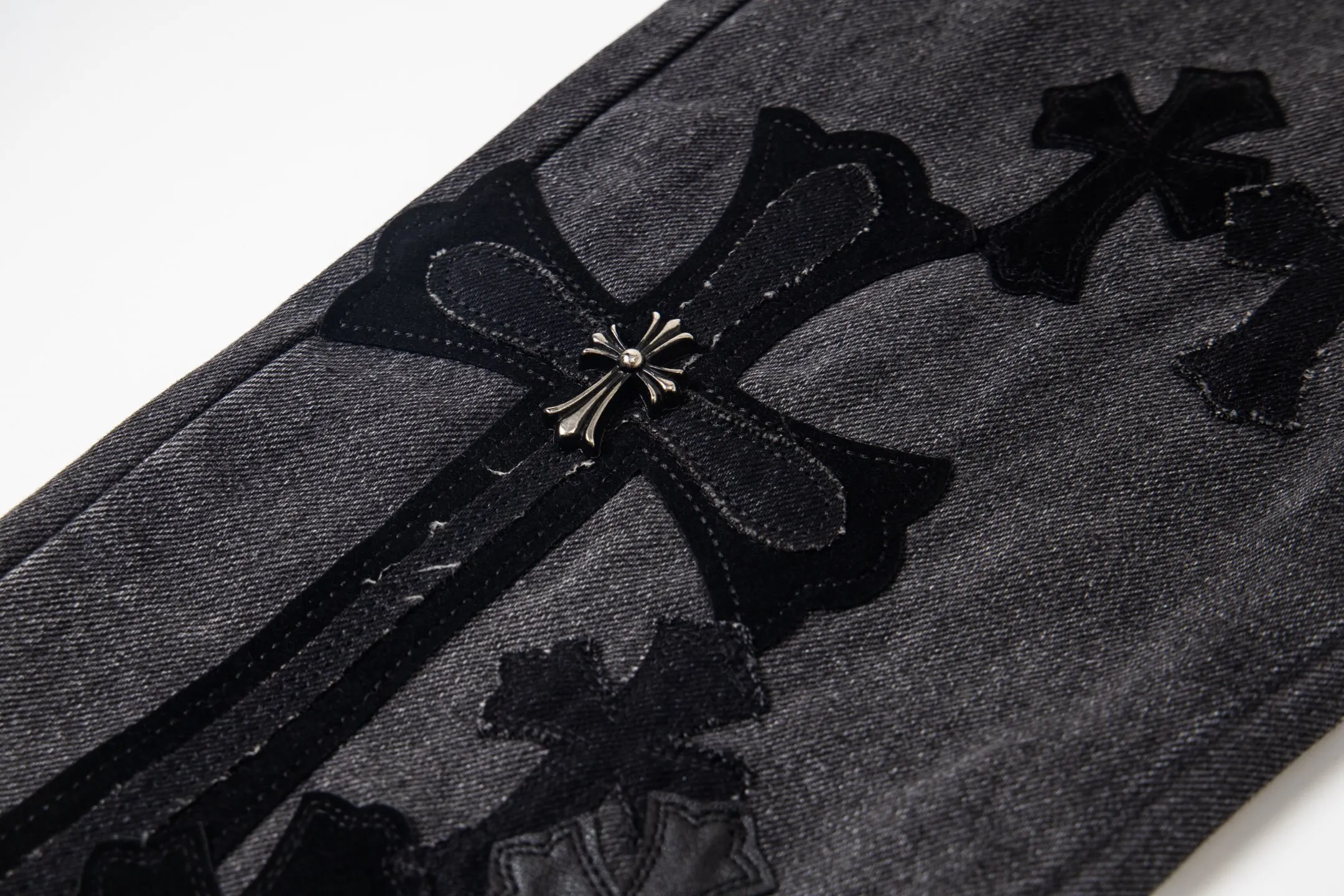 P290 Chrome Hearts Chrome Hearts Black Pinduo Black Leather Big Devil Cow King Jeans CH jeans need to be washed before being dismantled and hand-stitched with sheepskin cross leather and then spliced to complete. The whole piece has too much craftsmanship to describe. About Chrome Hearts This is an extremely luxurious fashion brand that can also be called the nobility of the high street. It has always been an exclusive brand for some hipsters or the second generation of rich people. Compared with ordinary high streets, it is more luxurious and noble. Compared with luxury brands, it has a more fashionable personality. It has always been a brand that I have a special liking for. Style number: 1769# Color: black Size: 28 30 32 34 36